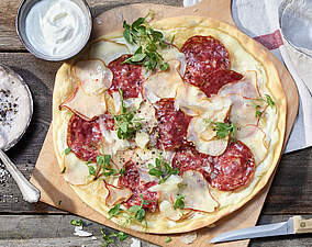 Leckerer Aioli-Flammkuchen mit Fenchelsalami und Birnen
