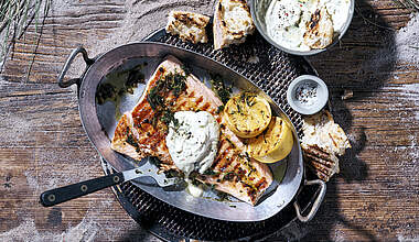 Lachsfilet mit Honig-Senf-Dip