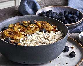 Proteinreiches Frühstück – Milchreis mit Quinoa und Blaubeeren