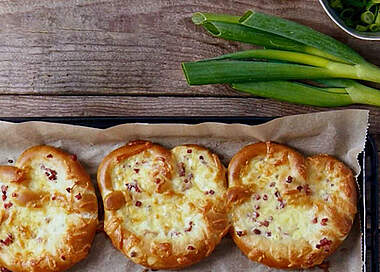 Überbackener Brezel-Snack mit Schinkenwürfeln, Käse und Zwiebelquark
