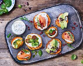 Rezept für Getoastete Süßkartoffeln mit Sour Cream und 3erlei Topping Getoastete Süßkartoffeln mit Sour Cream und 3erlei Topping