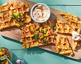 Rezept für Pommes-Waffeln mit fruchtiger Mango-Tomaten-Salsa Pommes-Waffeln mit fruchtiger Mango-Tomaten-Salsa