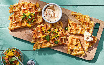 Pommes-Waffeln mit fruchtiger Mango-Tomaten-Salsa Pommes-Waffeln mit fruchtiger Mango-Tomaten-Salsa