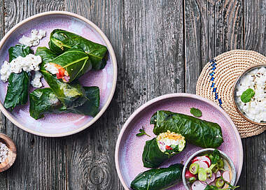 Vegetarische Wraps aus Kohlrabiblättern mit Bulgur