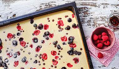 Saftiger Ofenpfannkuchen vom Blech mit Waldbeeren