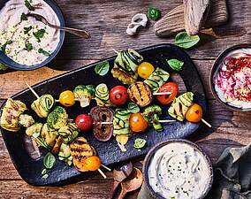 Gemüsespieße zum Grillen mit Käse