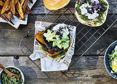 Portobello Burger mit Chimichurri Sauce und Süßkartoffelpommes