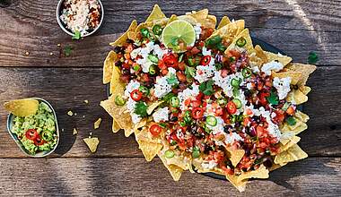 Überbackene Protein Nachos mit pikanter Tomaten-Salsa