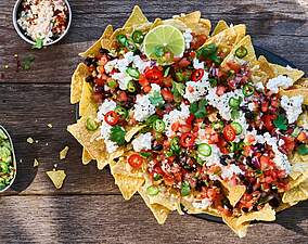 Überbackene Protein Nachos mit pikanter Tomaten-Salsa