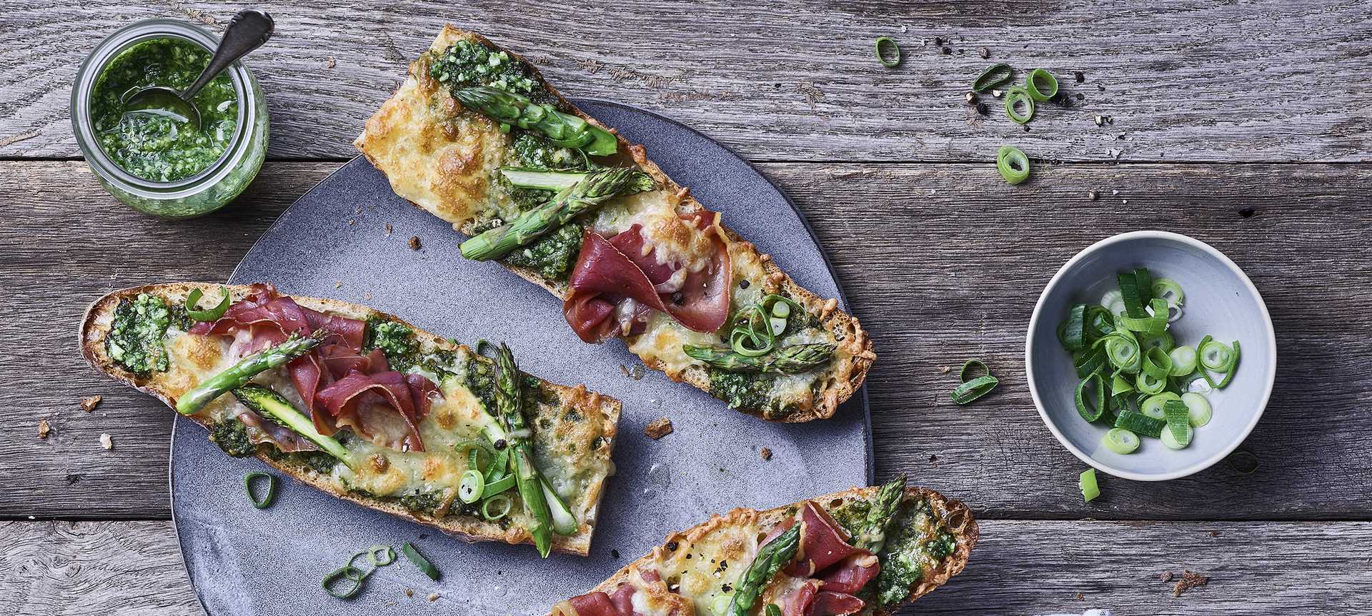 Rezeptbild für Frühlings-Pizza-Baguette mit Parmaschinken, grünem Spargel & Pesto