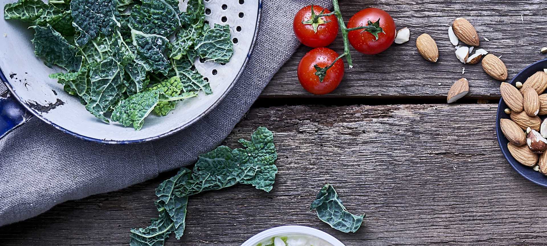 Rezeptbild für Proteinreiche Snack-Bowl: Körniger Frischkäse mit Grünkohlpesto