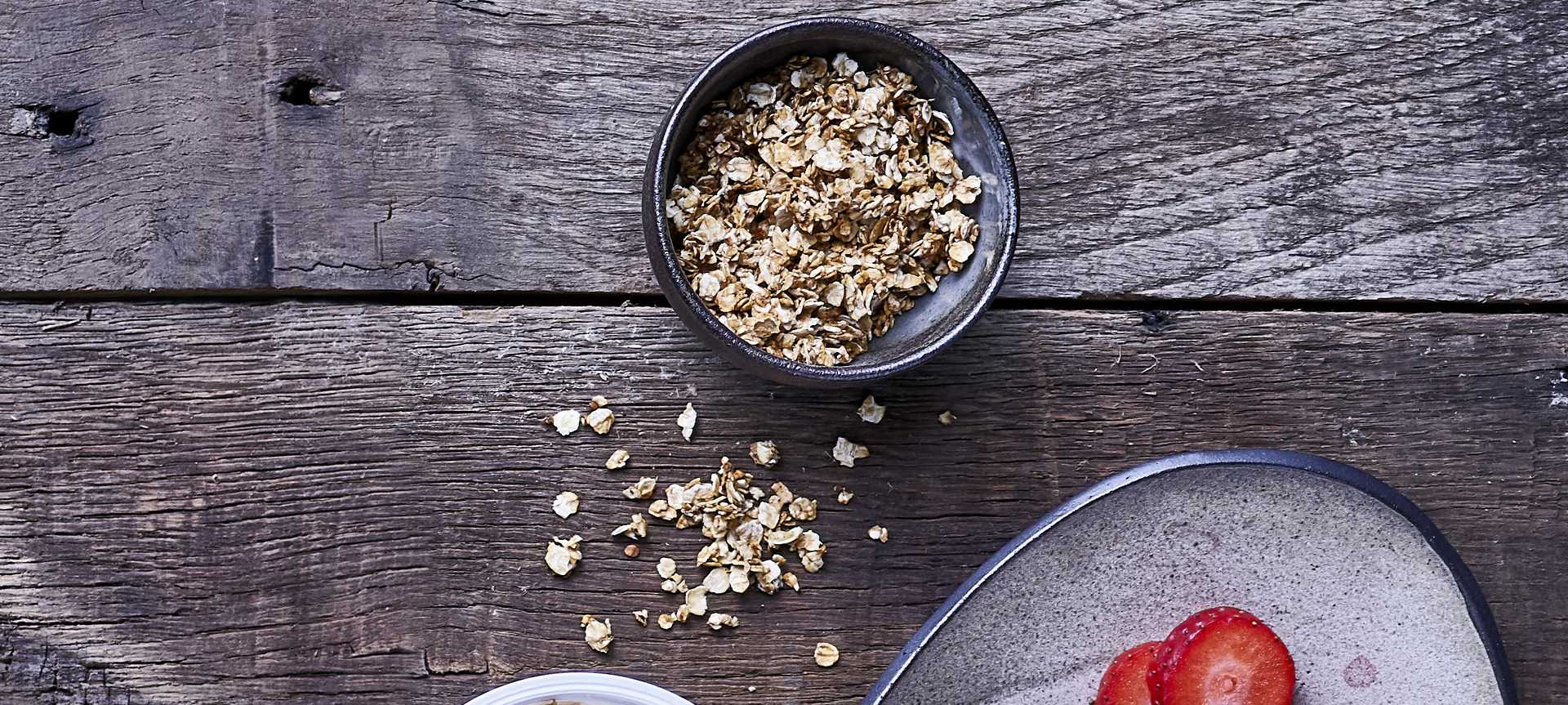 Rezeptbild für Körniger Frischkäse mit Erdbeeren und knusprigen Haferflocken