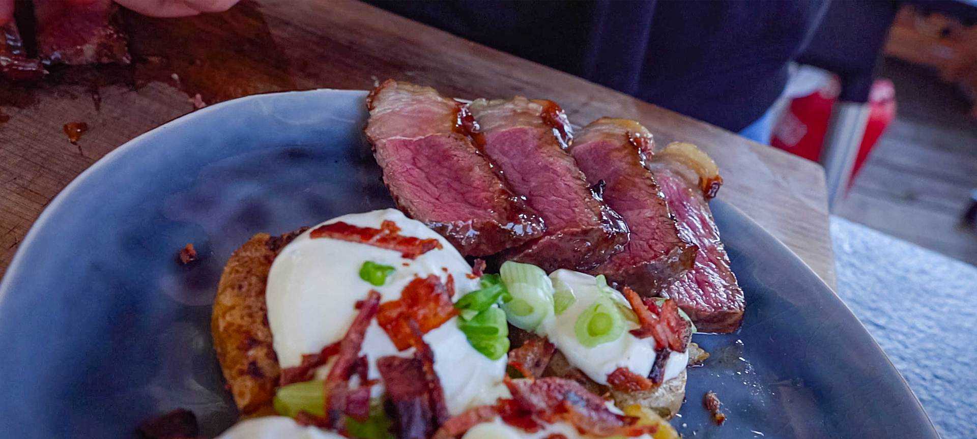 Rezeptbild für Bacon-Grillkartoffeln mit Sour Cream und fruchtigem Aprikosen-Steak