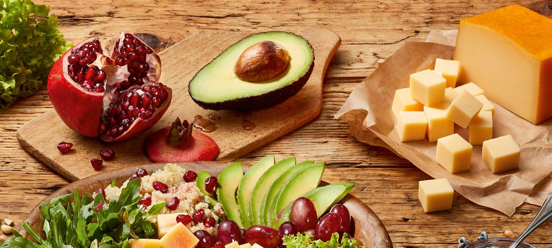 Rezeptbild für Avocado-Quinoa-Bowl mit Rucola und Käse