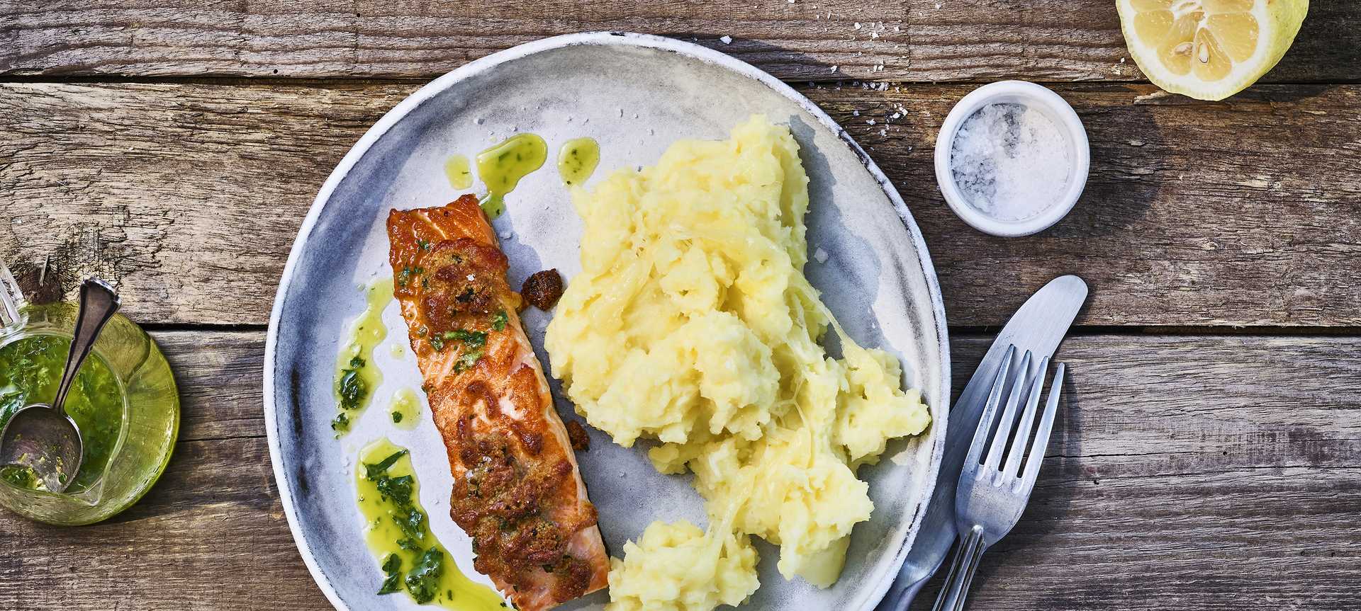 Rezeptbild für Saftiger Lachs mit Käsekruste und Kartoffel-Püree