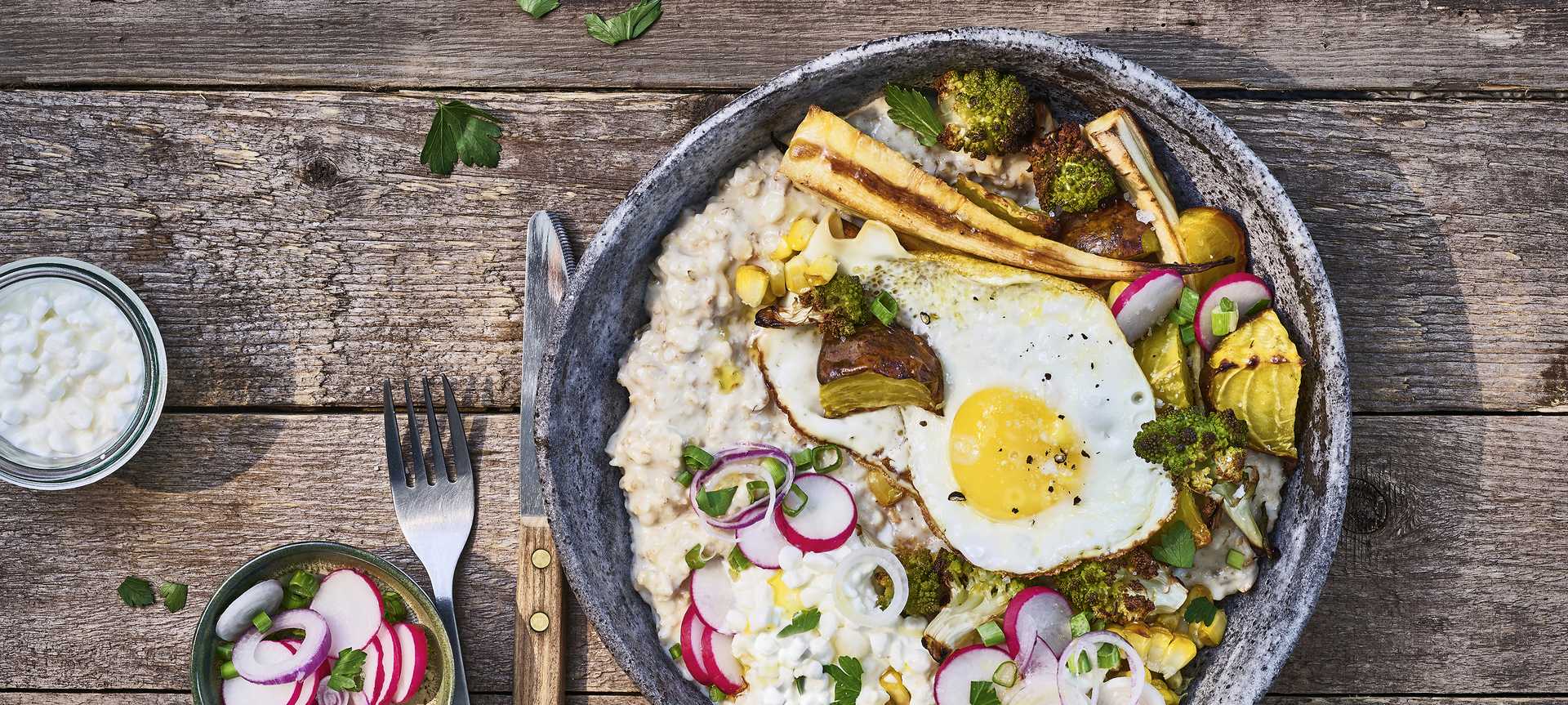 Rezeptbild für Porridge Lunch mit Spiegelei und Ofengemüse