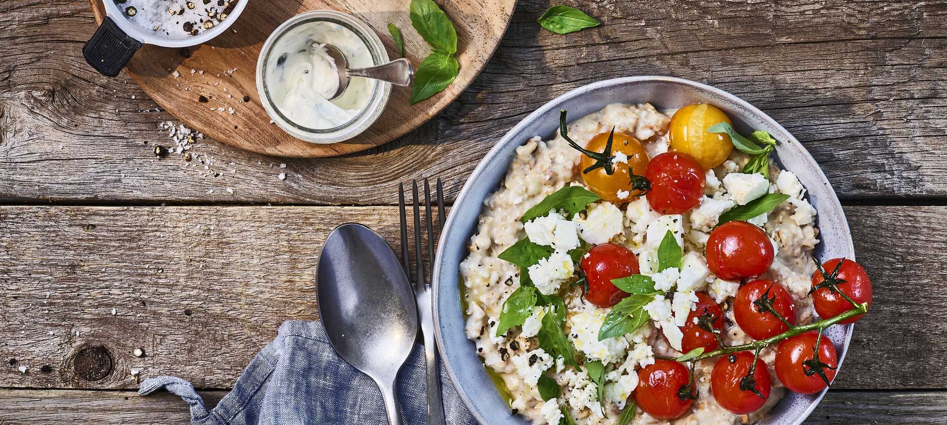 Rezeptbild für Herzhaftes Porridge mit Feta und gerösteten Tomaten
