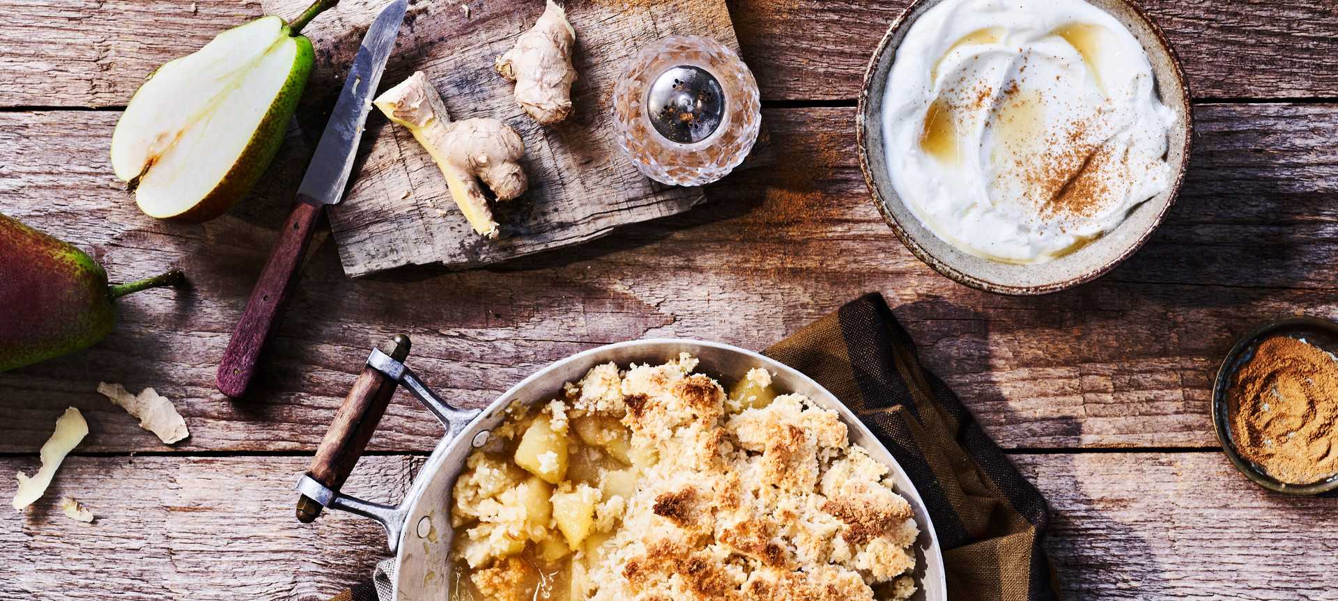 Rezeptbild für Birnen Crumble mit Zimt-Quark
