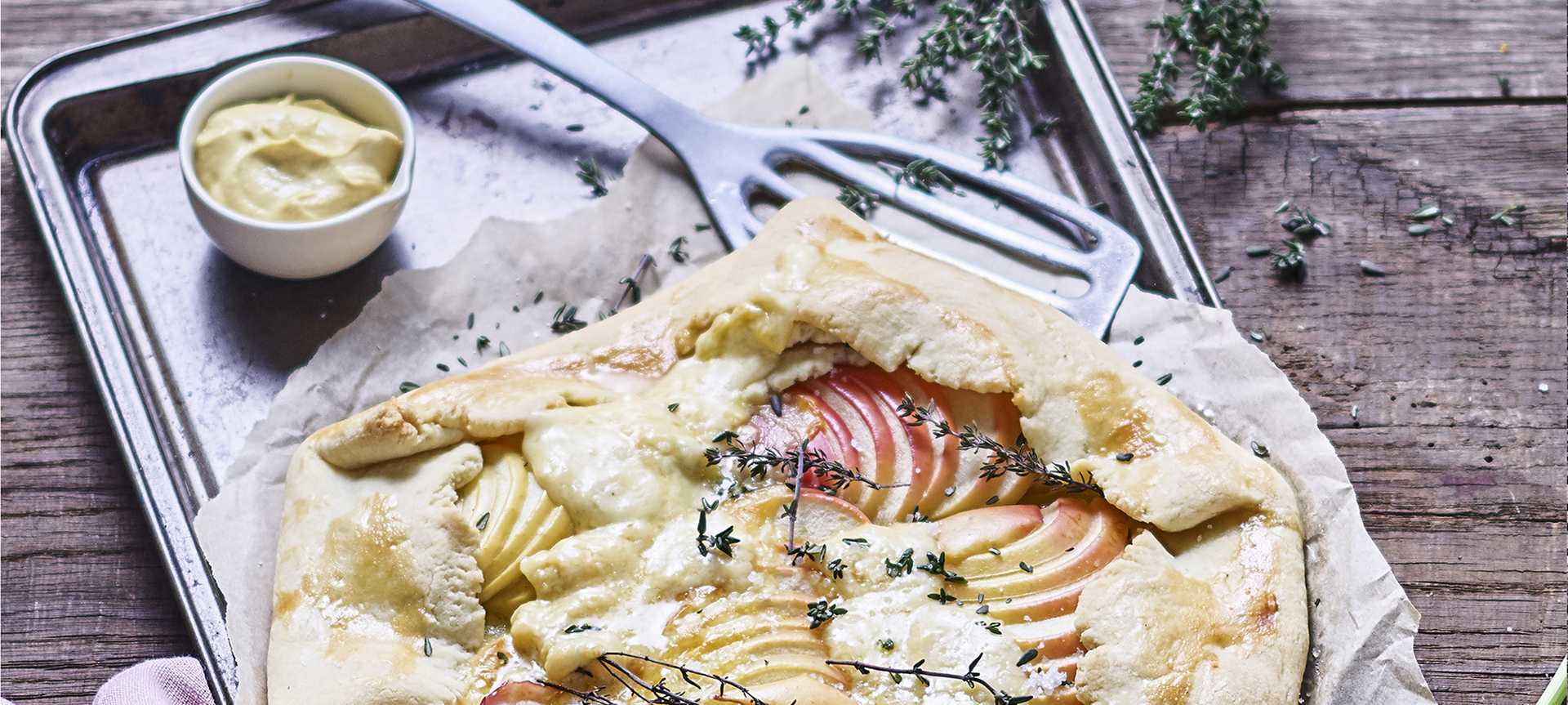 Rezeptbild für Blechkuchen mit Thymian, Apfel und herzhaftem Müritzer Käse