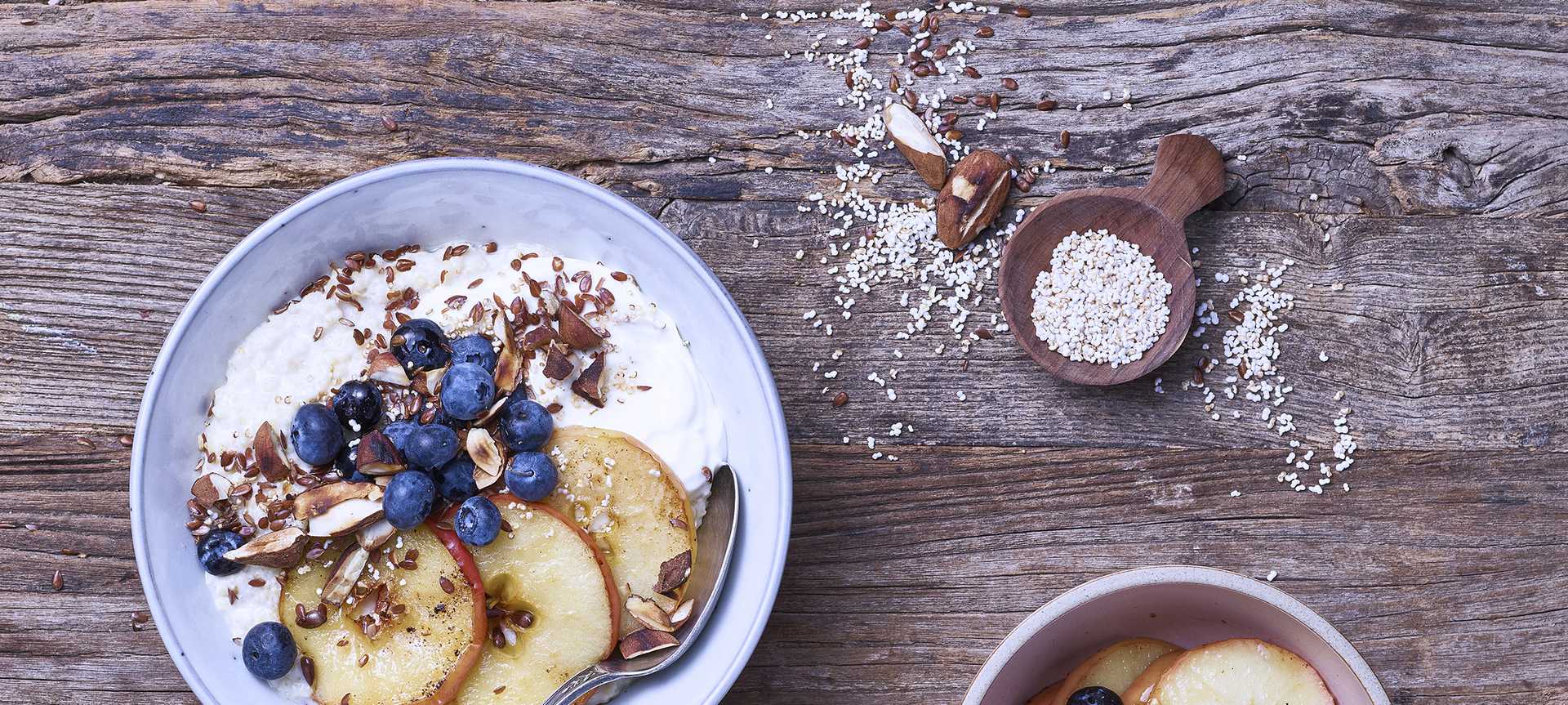 Rezeptbild für Frühstücks-Bowl aus Hirse-Porridge mit Apfel und Blaubeeren