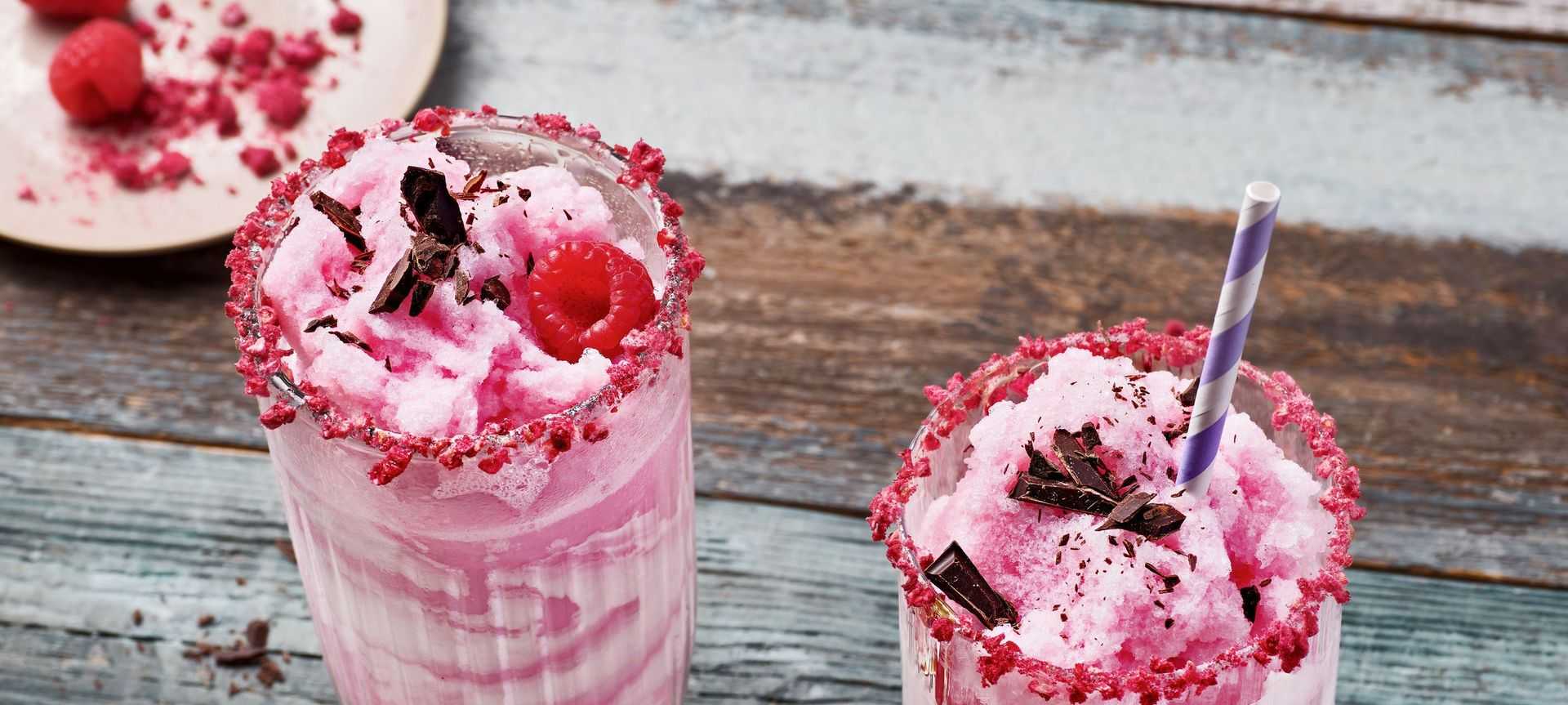 Rezeptbild für Iced-Buttermilch-Shake: Zuckerfreier Sommer-Drink mit Beeren