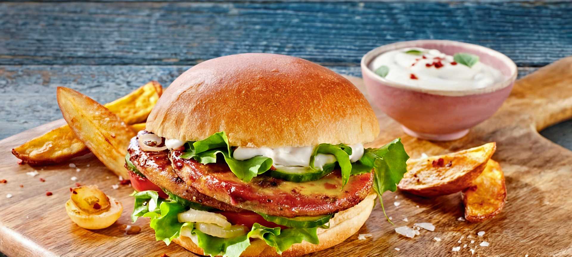 Rezeptbild für Brioche-Burger mit Grillkäse & karamellisierten Zwiebeln