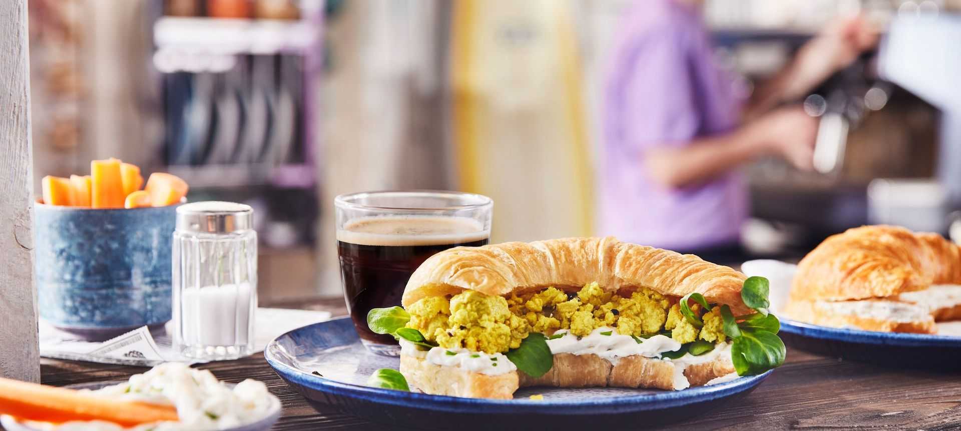 Rezeptbild für Croissants mit veganem Rührei und FrühlingsStreich