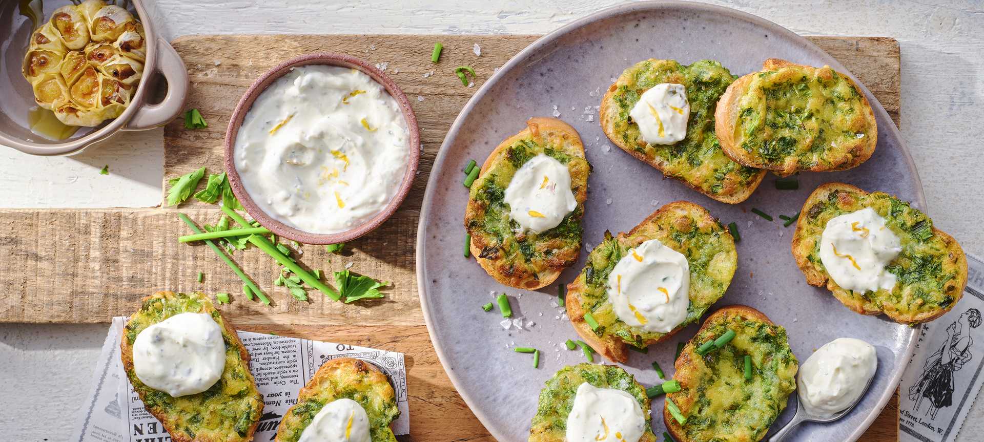 Rezeptbild für Knoblauch-Käse-Brot mit Quark-Topping