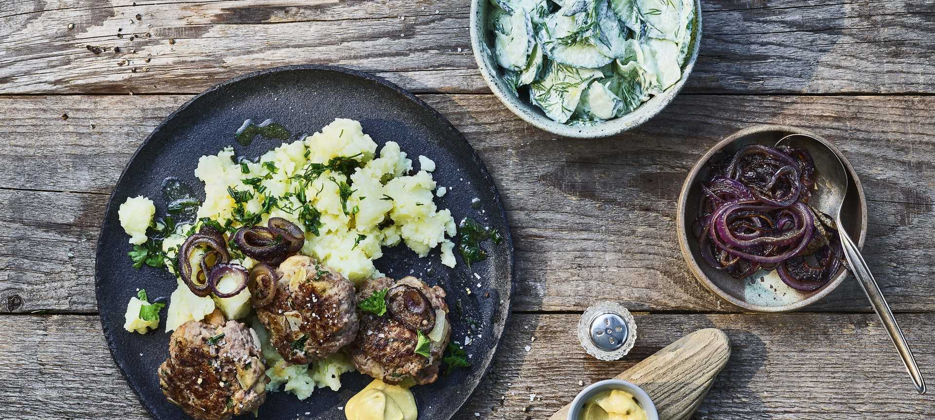 Rezeptbild für Klassische Frikadellen mit Kartoffelstampf und Gurkensalat