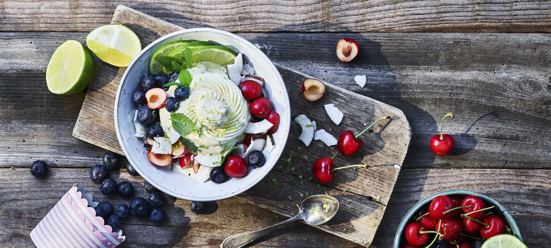 Rezeptbild für Frozen Skyr-Joghurt mit Limette und Heidelbeeren