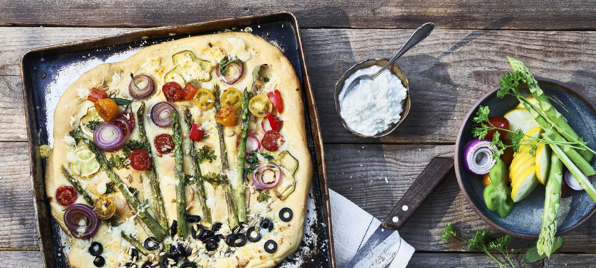 Garten Focaccia mit Kirschtomaten | Rezept | MILRAM