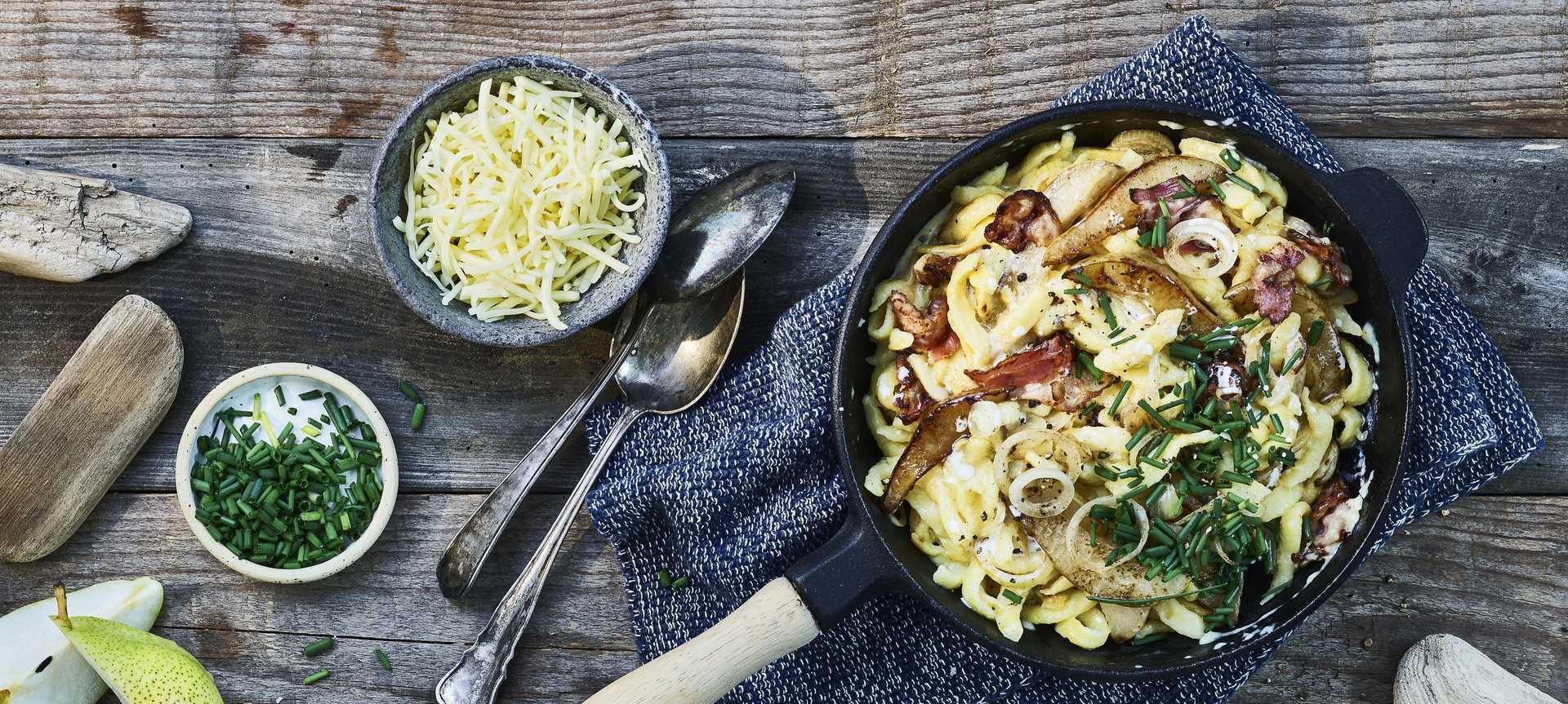 Rezeptbild für Schnelle Käsespätzle mit Speck und Birne