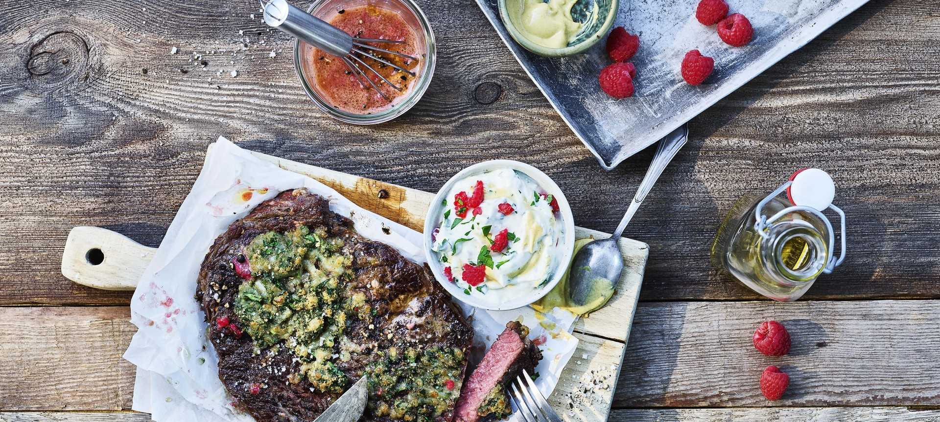Rezeptbild für Gegrilltes Steak mit Käse-Kräuterkruste & Himbeer-Dip