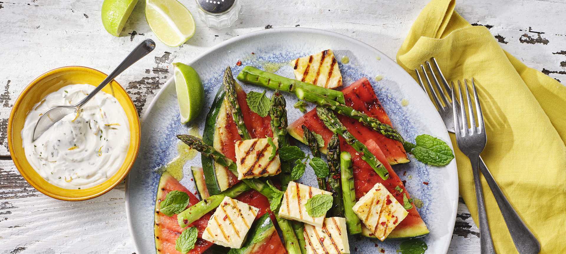 Rezeptbild für Gegrillter Melonen-Spargelsalat mit Halloumi