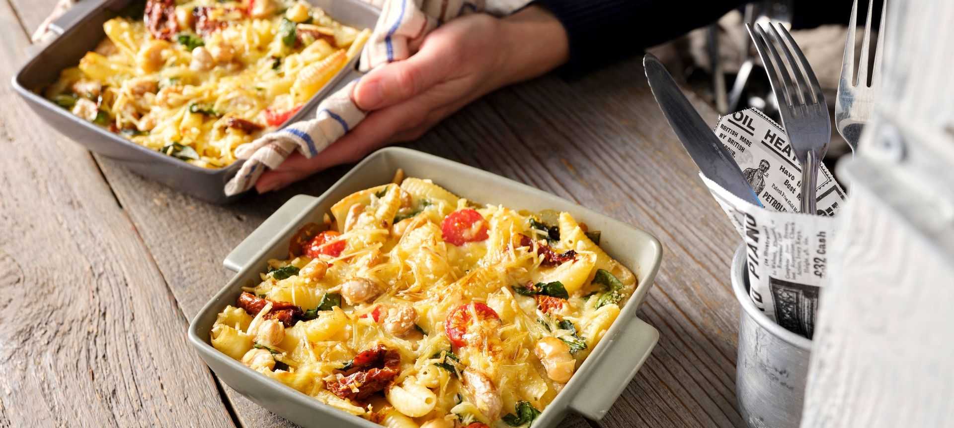 Rezeptbild für Vegetarischer Nudelauflauf mit Tomaten und Spinat