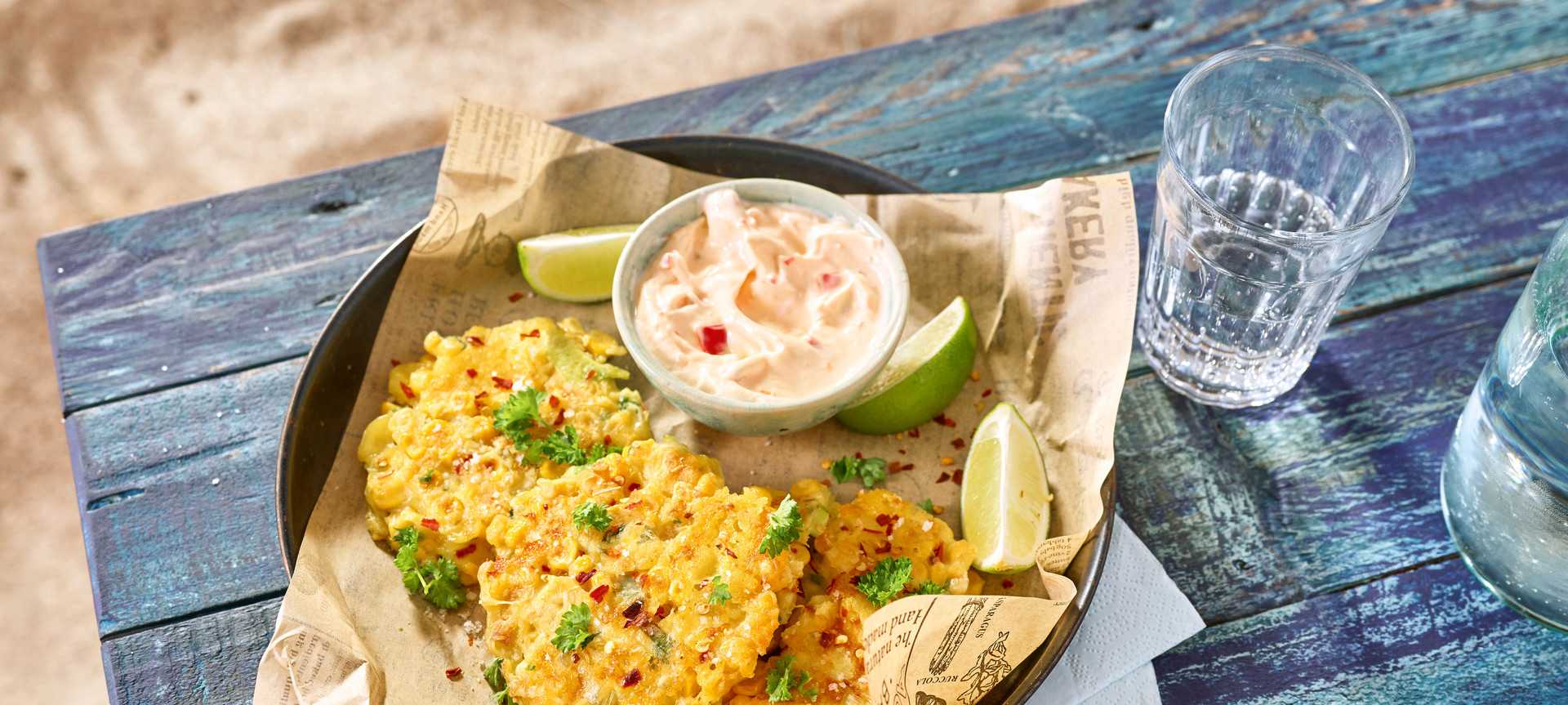 Rezeptbild für Cheesy Maispuffer mit Paprika-Dip