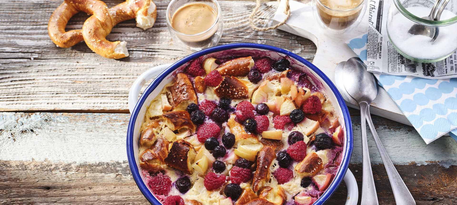 Rezeptbild für Süßer Auflauf mit Äpfeln, Brezeln und Beeren