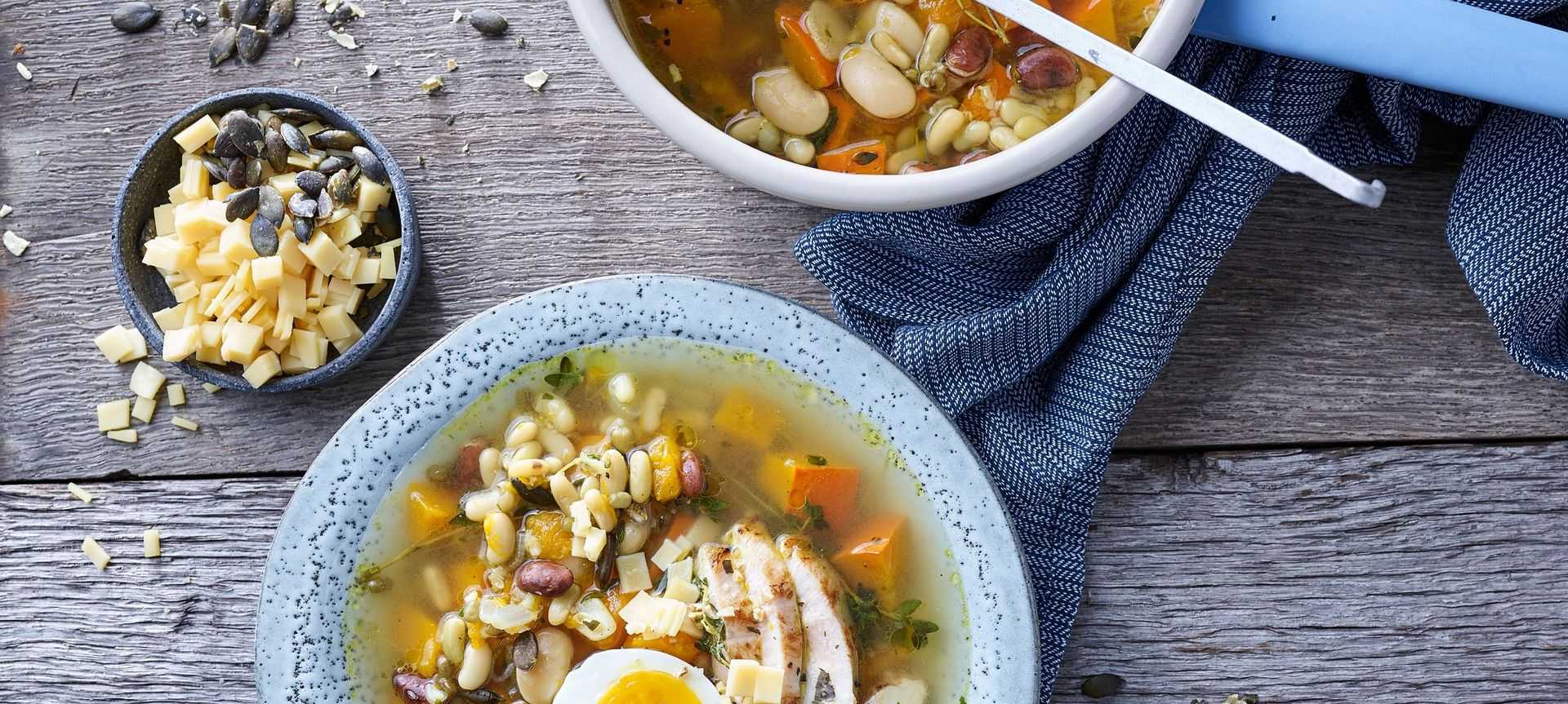 Rezeptbild für Proteinreiche Hähnchen-Kürbissuppe mit Bohnen und Ei