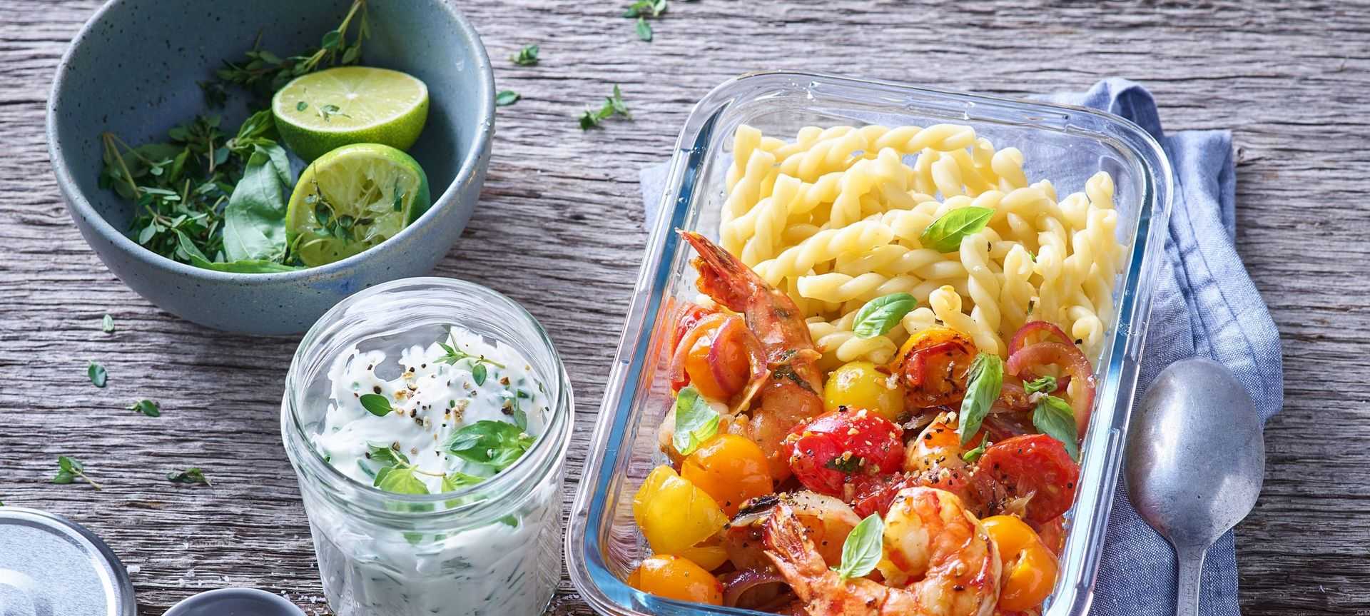 Rezeptbild für Einfache Garnelen-Tomaten Pfanne mit Pasta und Kräuter-Dip