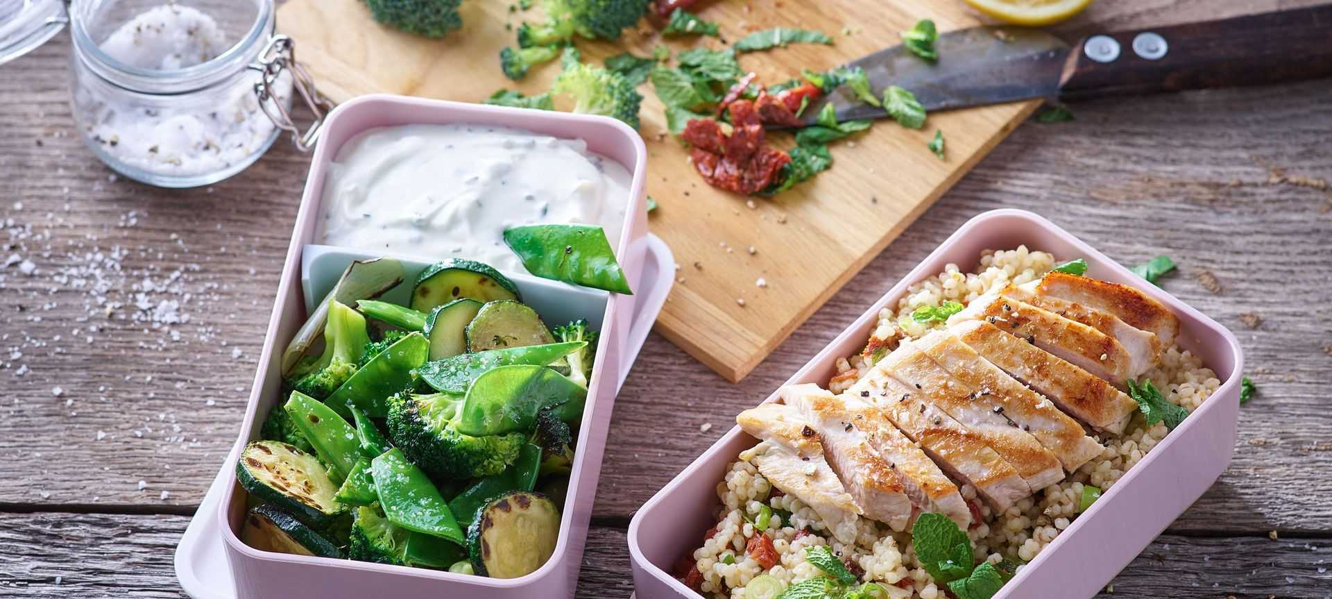 Rezeptbild für Leichter Hähnchenbrust Salat mit Graupen und Pfannengemüse
