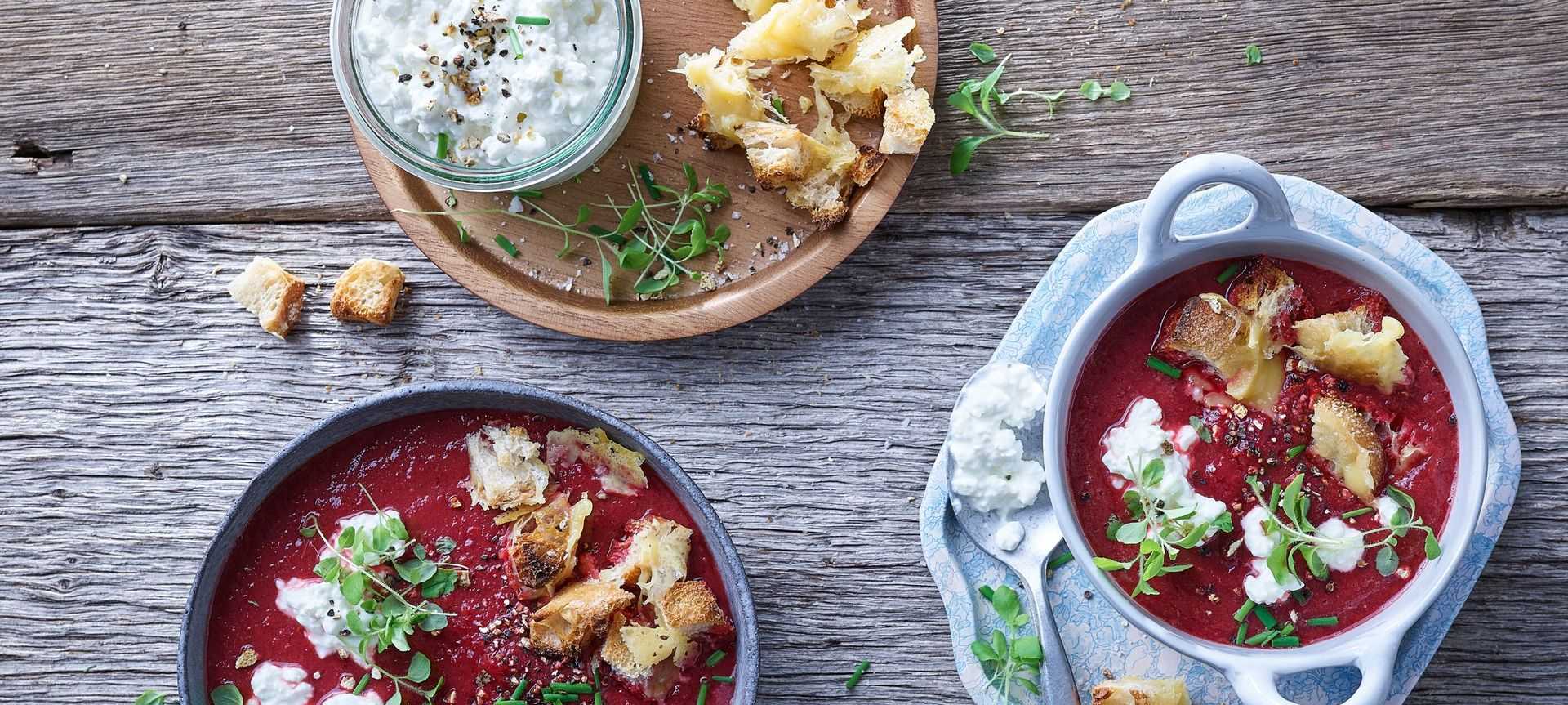 Rezeptbild für Rote Beete Suppe mit Käse-Croûtons, Kresse und Körnigem Frischkäse