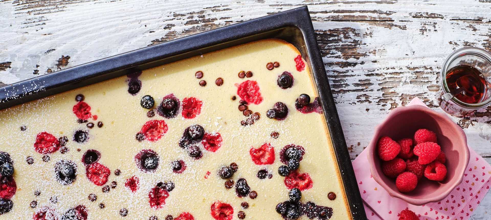 Rezeptbild für Saftiger Ofenpfannkuchen vom Blech mit Waldbeeren