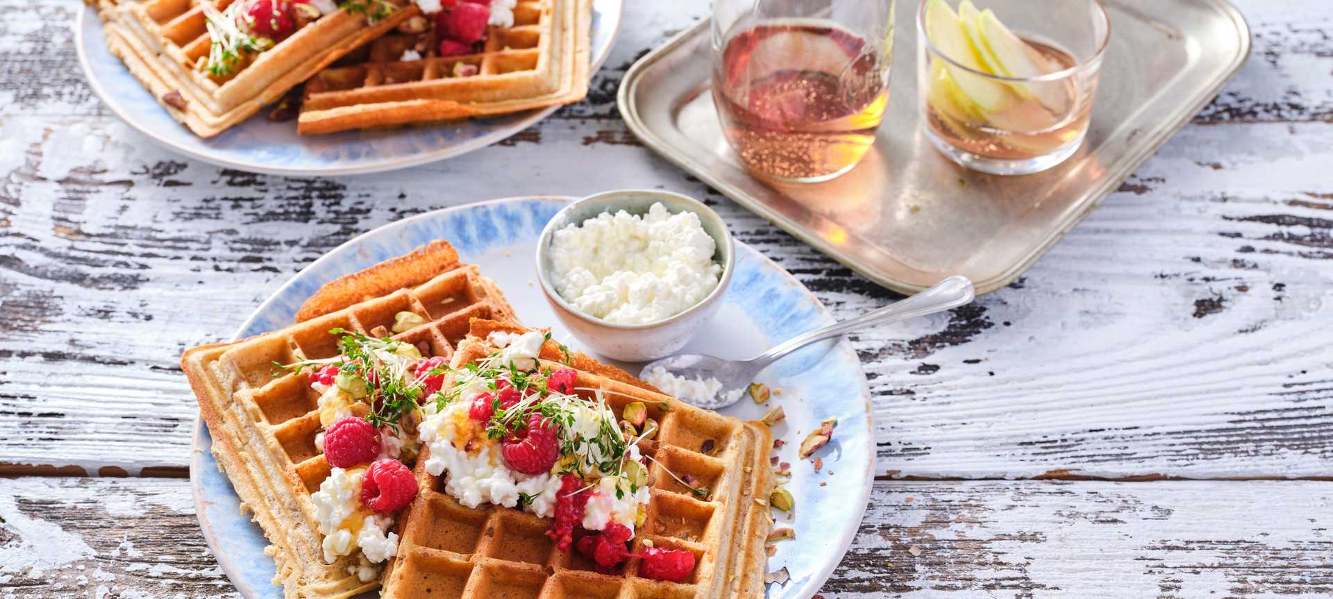 Rezeptbild für Fluffige Buchweizen-Hafer-Waffeln mit Himbeer-Pistazien-Topping