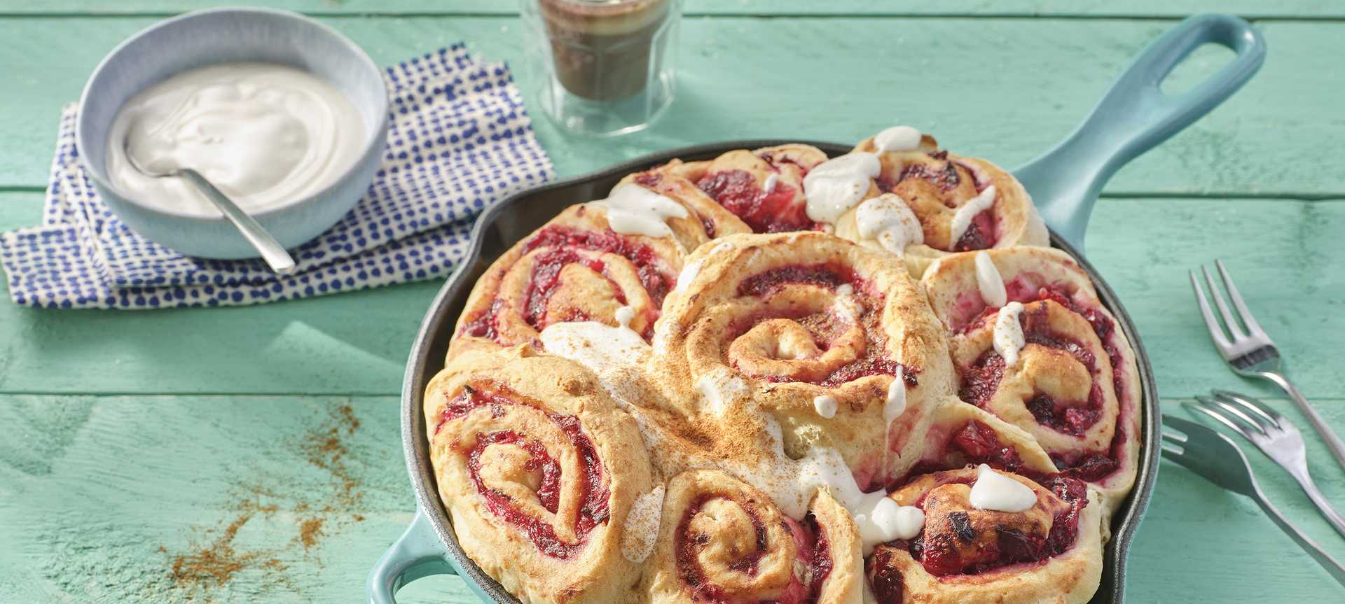 Rezeptbild für Saftige Hefeschnecken mit Orangen-Cranberry-Füllung