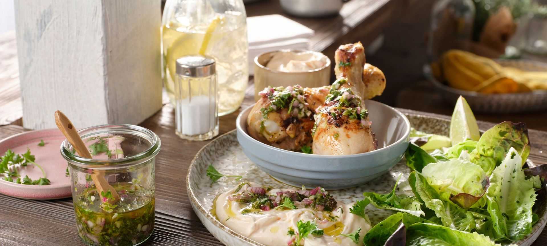 Rezeptbild für BBQ Chicken in fruchtiger Buttermilch-Marinade mit pikanter Chimichurri-Soße und PaprikaQuark