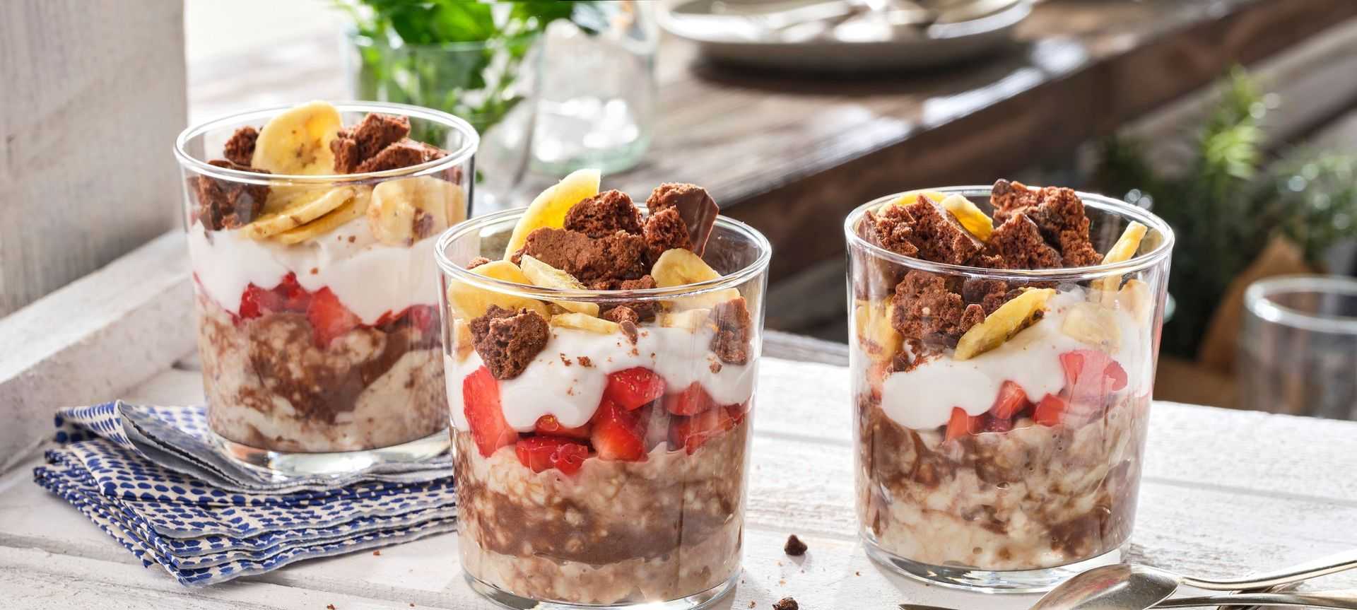 Rezeptbild für Schoko-Porridge mit Erdbeer-Banane-Topping im Glas