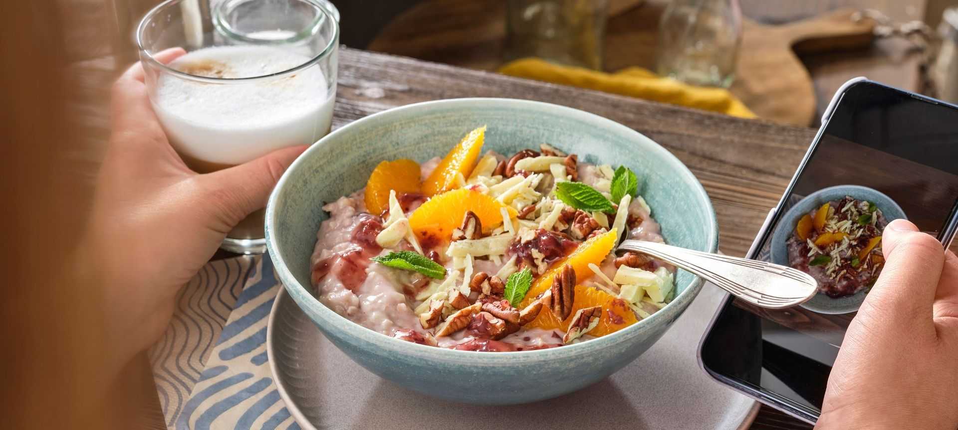 Rezeptbild für Fruchtige Kirsche-Cranberry Porridge-Bowl mit Nuss-Topping