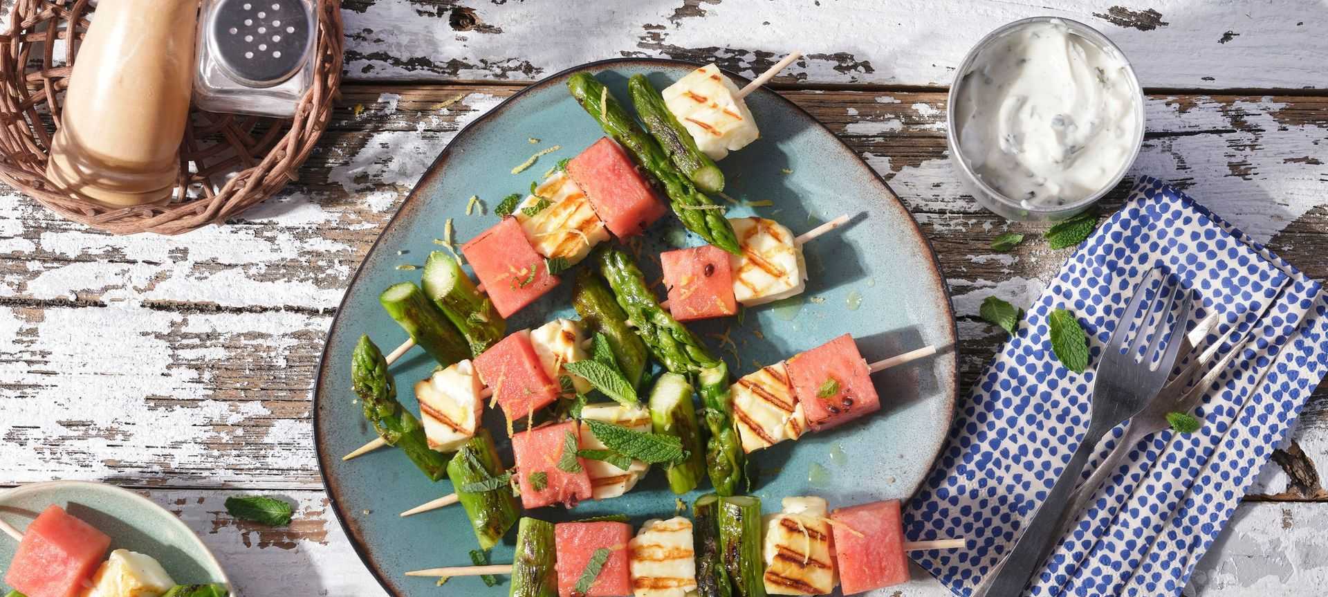 Rezeptbild für Spargel-Melonen-Halloumi-Grillspieße mit Buttermilch-Zitronen-Marinade