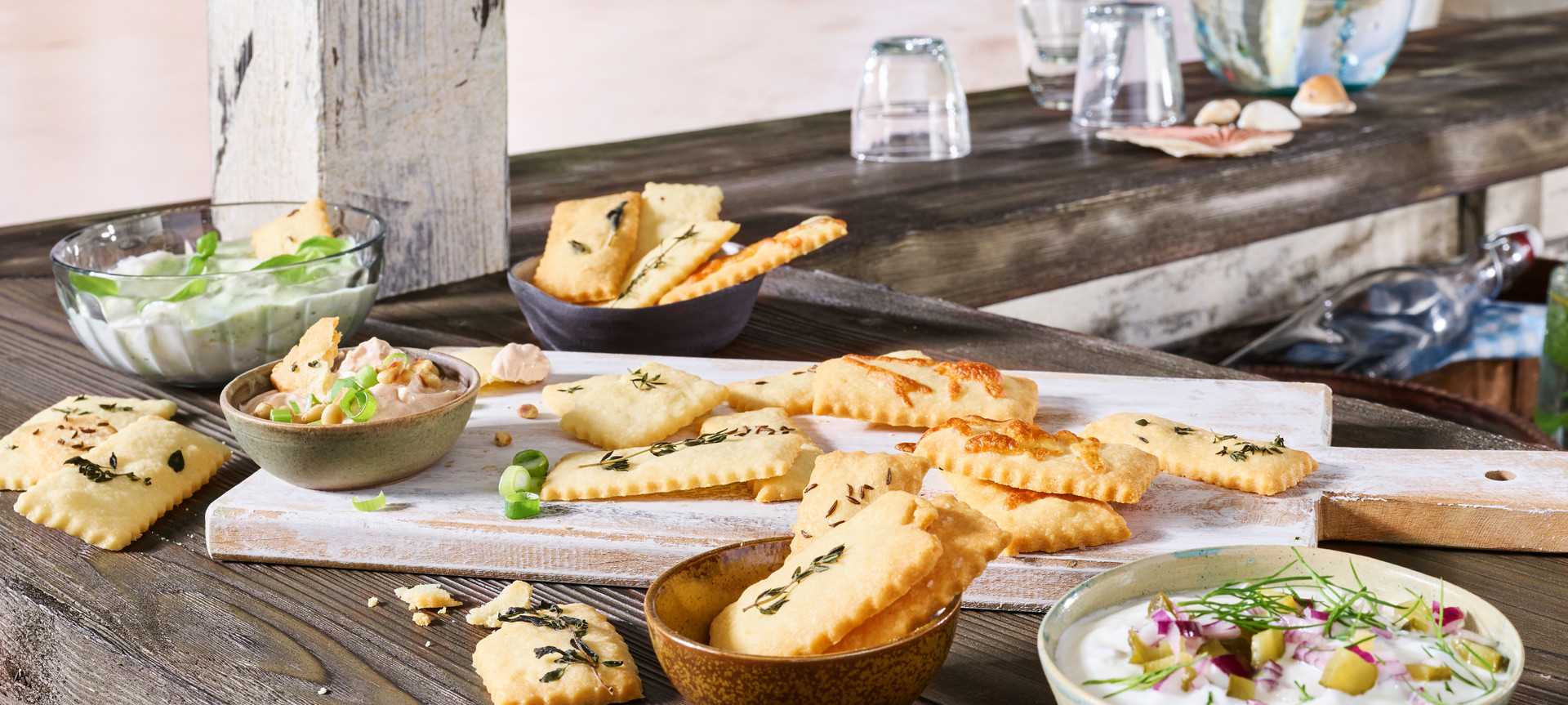 Rezeptbild für Käse Cracker mit 3 leckeren Dips