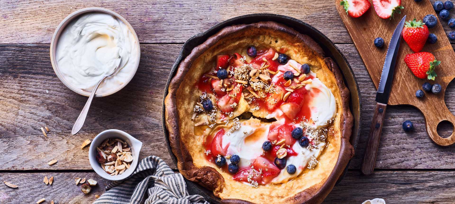 Rezeptbild für Fruchtige Ofenpfannkuchen mit Buttermilch Quark und Ahornsirup